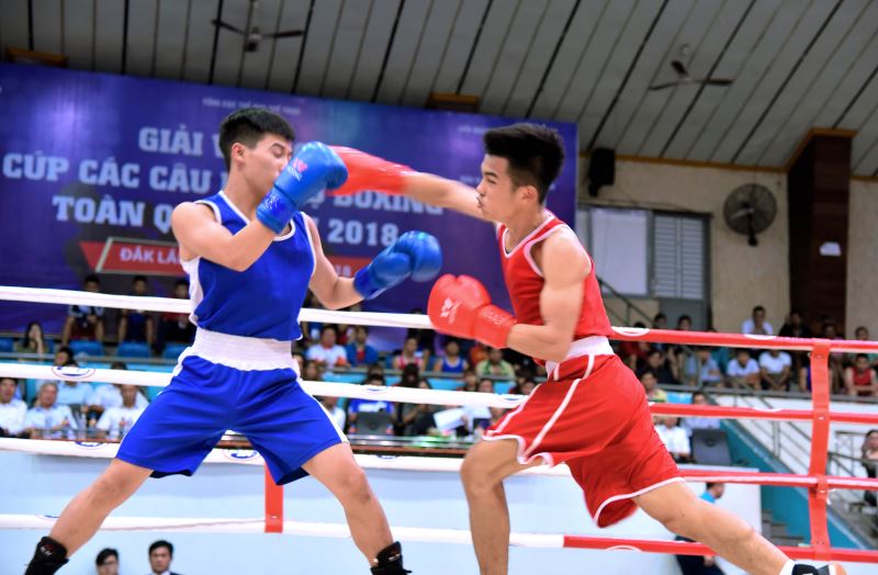  VĐV Đào Quang Huy (Bắc Ninh - áo xanh) giành chiến thắng ở trận đấu đầu tiên trước VĐV Lành Quốc Huy (Lạng Sơn - áo đỏ) 