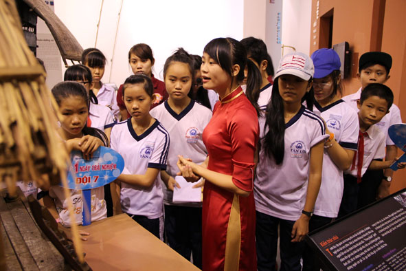 Các em học sinh tham quan Bảo tàng tỉnh