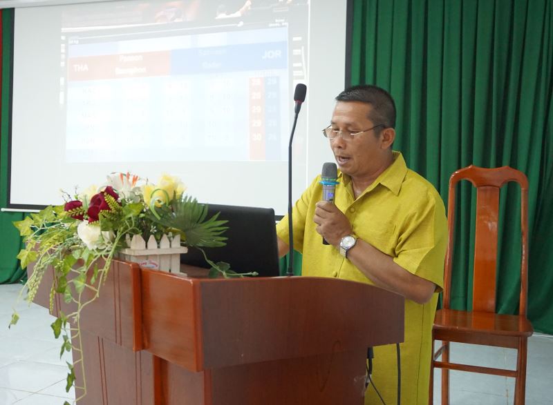 Giảng viên trọng tài quốc tế người Thái Lan truyền đạt tại lớp tập huấn