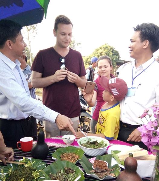 Du khách tìm hiểu món bò một nắng chấm muối kiến vàng.