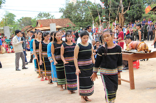 Các tiết mục văn nghệ tại Lễ hội Mừng lúa mới của dân tộc Xê Đăng tại buôn Kon H’ring, xã Ea H’đing.