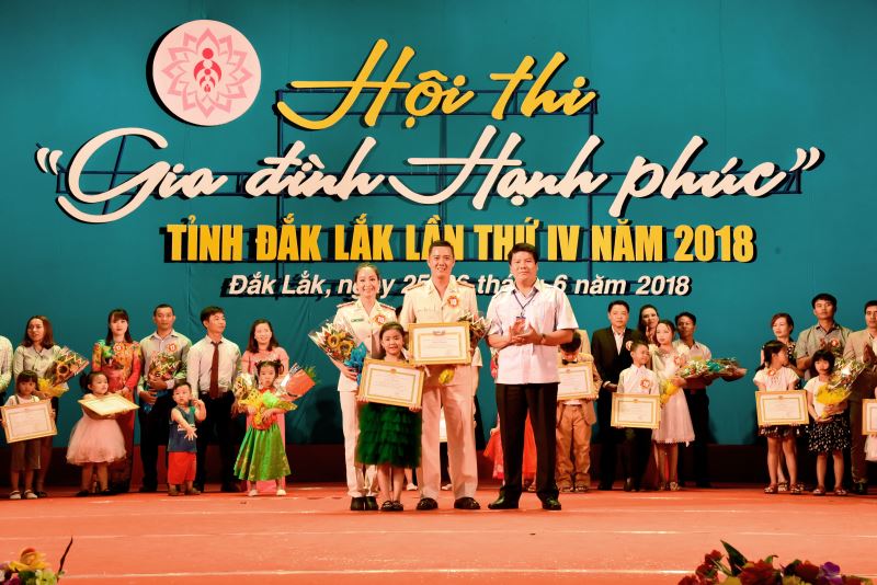 Đại diện Ban tổ chức trao giải A cho gia đình anh Nguyễn Xuân Nguyên (đơn vị Công an tỉnh)