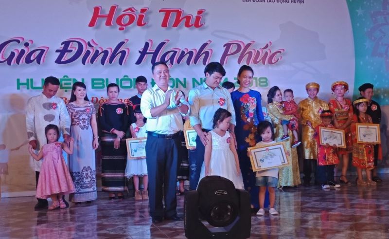 Đại diện Ban tổ chức trao giải A cho gia đình anh Nguyễn Cảnh Minh (xã Cuôr Knia).