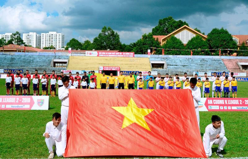 Hai đội Chào cờ trước lúc thi đấu.