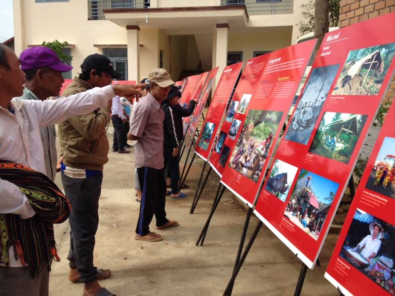 Nhân dân trong xã tham quan triển lãm “Không gian văn hóa các dân tộc Đắk Lắk”