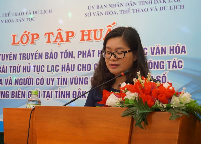Bà Trần Thị Bích Huyền – Phó Vụ trưởng Vụ Văn hóa dân tộc phát biểu khai mạc lớp tập huấn