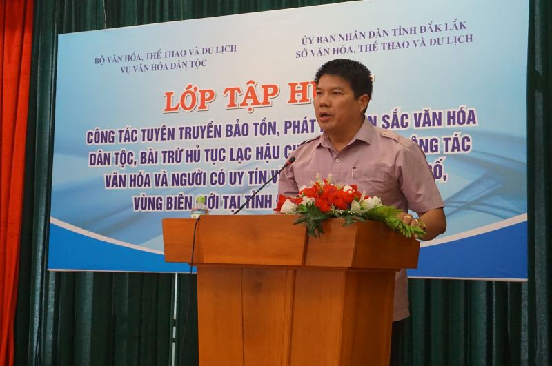 Ông Nguyễn Văn Hà – Phó Giám đốc Sở Văn hóa, Thể thao và Du lịch tỉnh phát biểu tại lớp tập huấn.