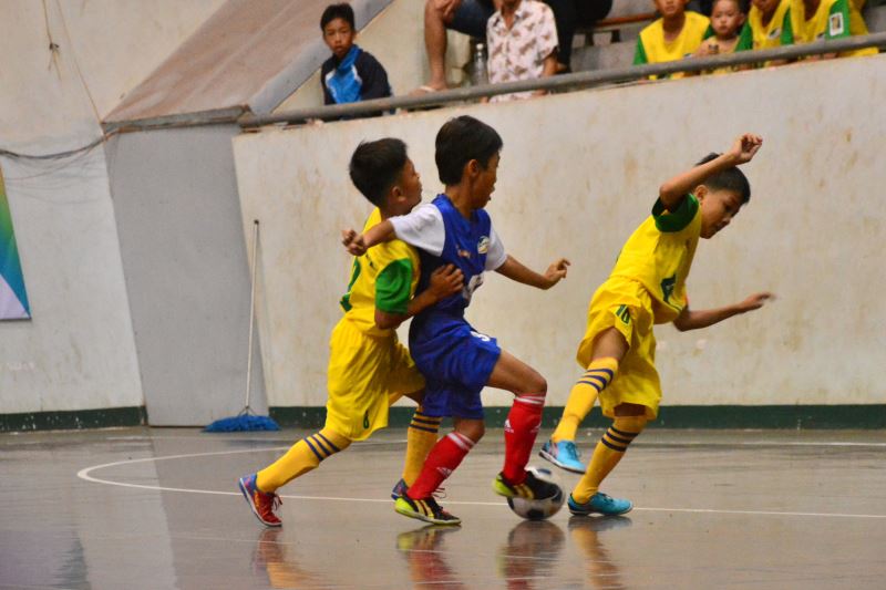 Một pha tranh bóng của các cầu thủ U11 Đắk Lắk (áo vàng) trong trận gặp Sài Gòn FC.