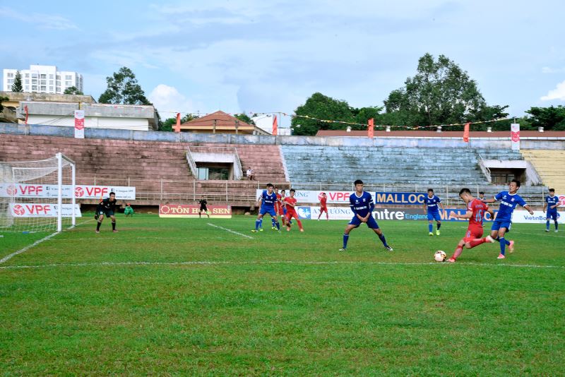 Một pha tấn công của các cầu thủ đội Đắk Lắk