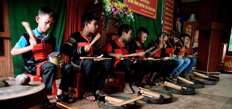 Các học viên đánh Ching Kram (chiêng tre) tại lễ bế giảng