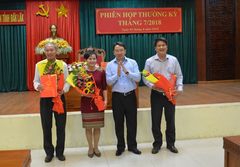 Phó Chủ tịch Thường trực UBND tỉnh Nguyễn Hải Ninh trao các Quyết định cho các đồng chí được bổ nhiệm, điều động. Ông Thái Hồng Hà, người đứng ngoài cùng bên trái.  