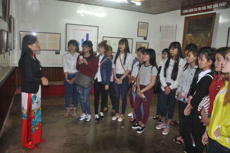 Các em học sinh tham quan Nhà đày Buôn Ma Thuột