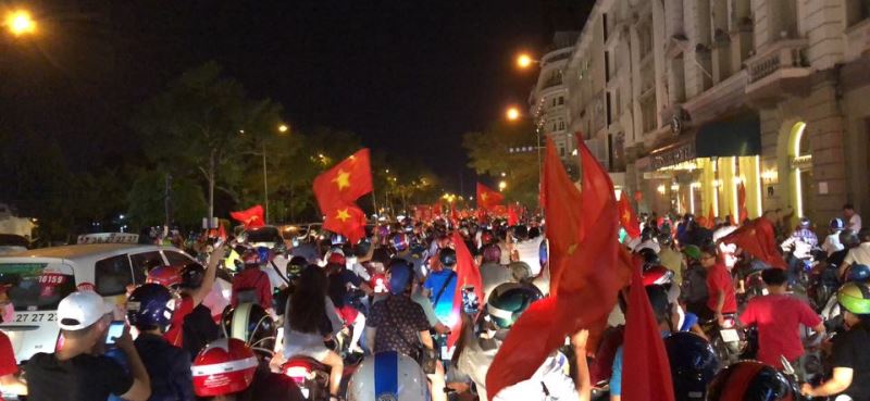Đêm nay, người Việt Nam không ngủ, màu cờ tổ quốc tung bay khắp nẻo đường...