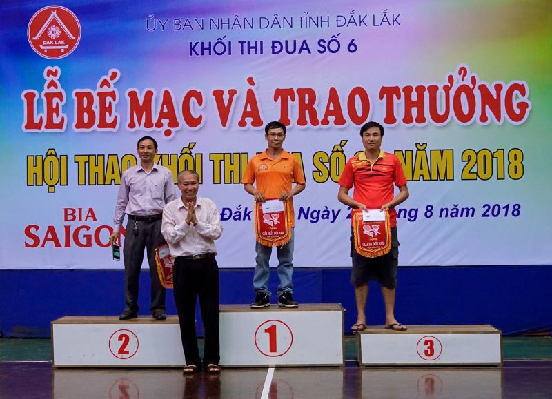 Giám đốc Sở VHTTDL Thái Hồng Hà trao thưởng cho các đơn vị đạt thành tích cao nội dung Cầu lông đơn nam