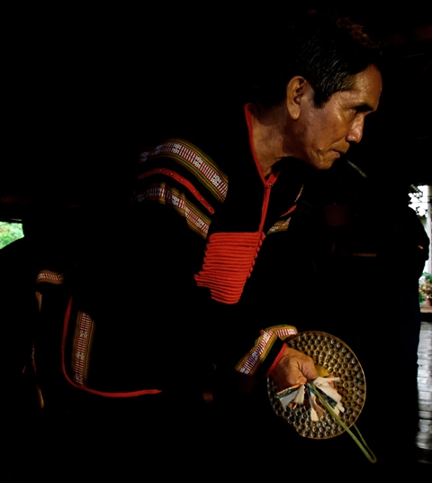 Nghệ nhân Ama Pô, Đội trưởng Đội cồng chiêng buôn Kô Siêr say sưa trình tấu chiêng cầm tay