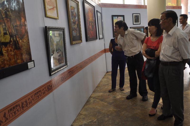 Tham quan triển lãm Mỹ thuật tại Trung tâm Văn hóa tỉnh  (ảnh minh họa)