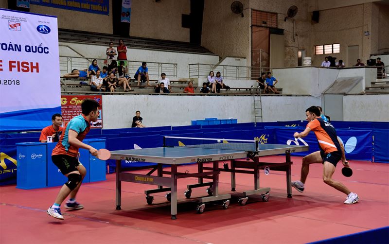 Tay vợt Đinh Quang Linh (người phát bóng) chiếm ưu thế trong trận chung kết đơn nam với vận động viên Nguyễn Đức Tuân.