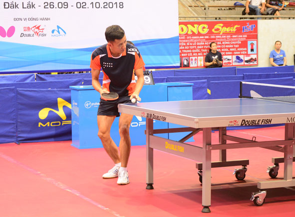 Tay vợt Đinh Quang Linh trong trận chung kết.