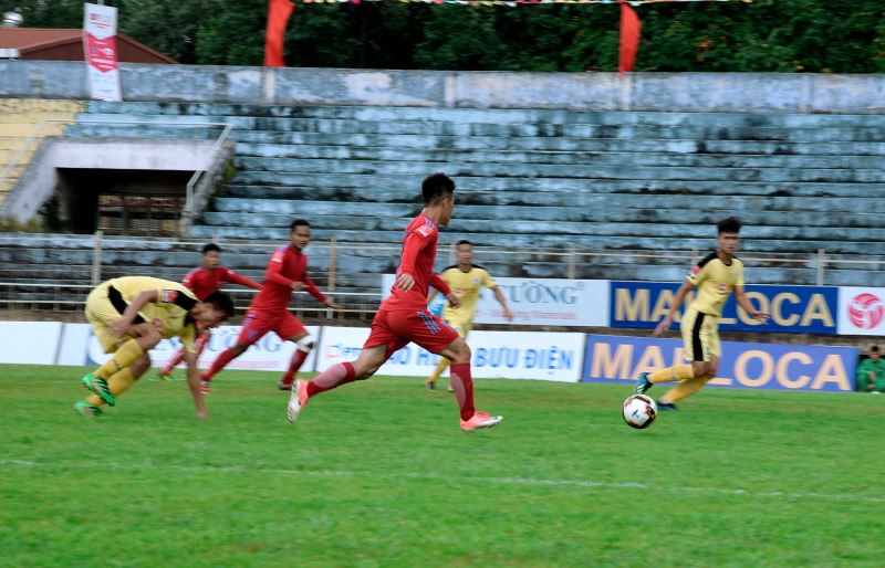 Một pha đua tốc độ của cầu thủ Câu lạc bộ bóng đá Đắk Lắk (áo đỏ)  