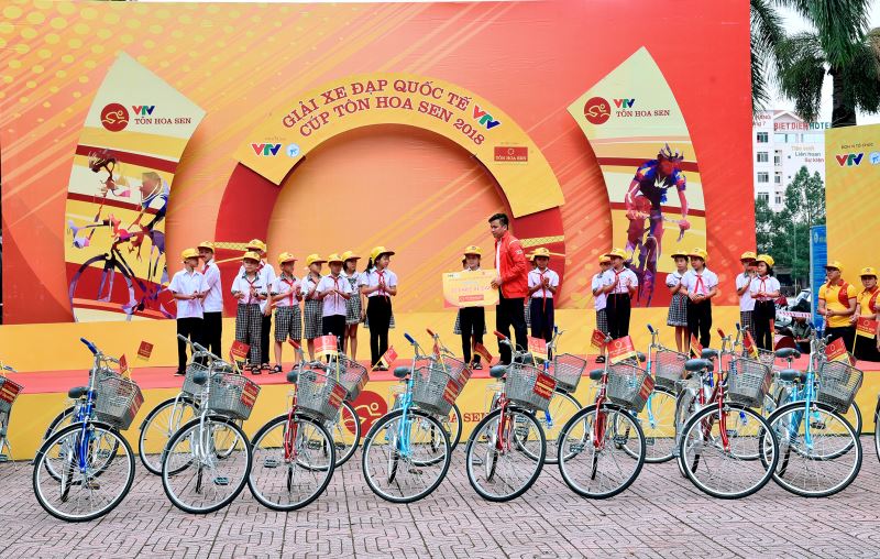 Ban tổ chức trao xe đạp cho các em học sinh nghèo học giỏi.
