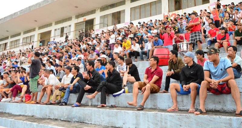 Đông đảo khán giả đến sân cổ vũ cho Câu lạc bộ bóng đá Đắk Lắk.