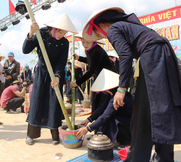 Các mẹ, các chị tham gia giã bánh dày tại Lễ hội Văn hóa dân gian Việt Bắc năm 2018 tại xã Ea Tam, huyện Krông Năng.