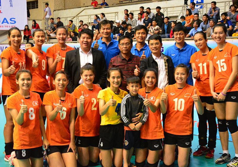 H'Mia Niê (đứng thứ ba từ trái sang, hàng sau) cùng các đồng đội vui mừng khi hoàn thành mục tiêu trụ hạng.
