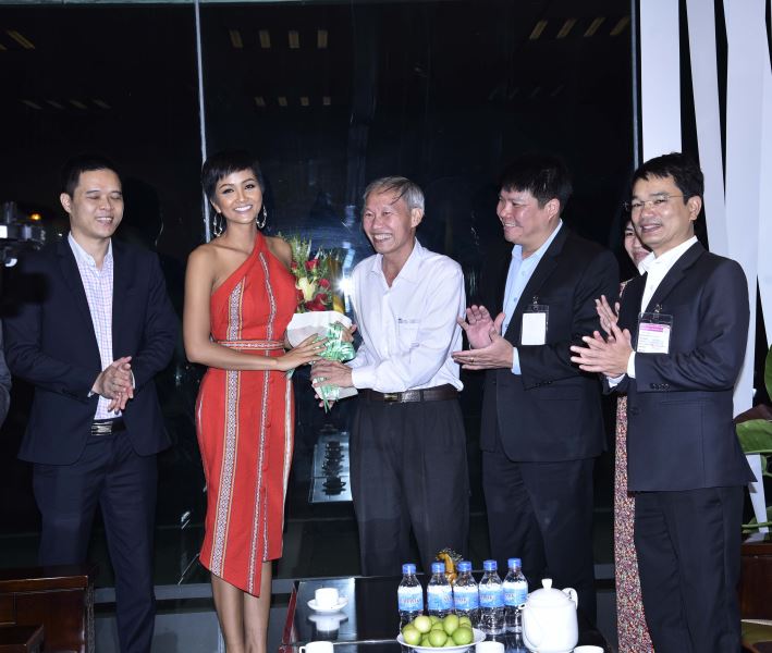 lãnh đạo Sở VHTTDL đón và tặng hoa cho Hoa hậu H'Hen Niê