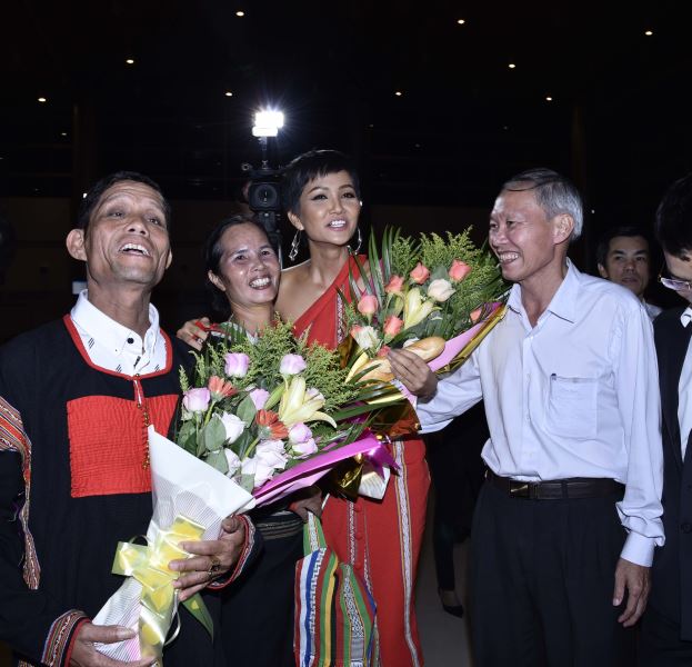 Hoa hậu H'Hen Niê  tại sân bay