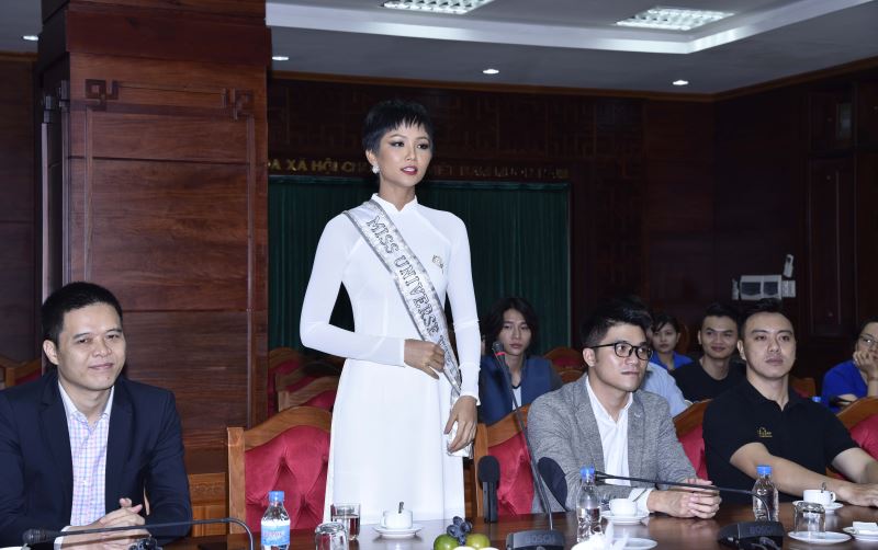 Hoa hậu H’Hen Niê đã bày tỏ sự cảm kích về những tình cảm, sự quan tâm của lãnh đạo tỉnh