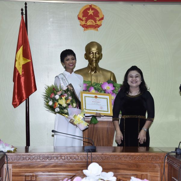  Phó Chủ tịch UBND tỉnh H’ Jim Kđoh tặng Bằng khen và hoa cho H'Hen Niê