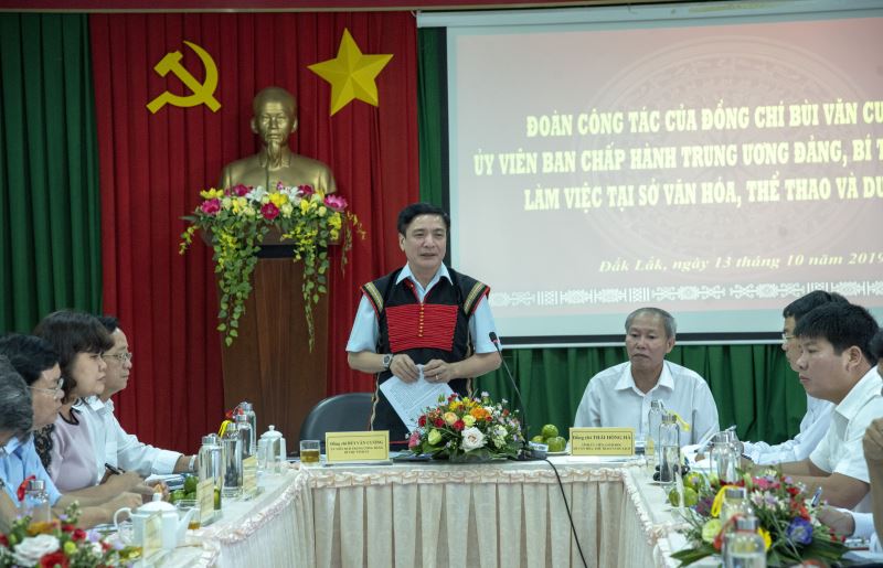 Đồng chí Bùi Văn Cường, Ủy viên BCH Trung ương Đảng, Bí thư Tỉnh ủy phát biểu chỉ đạo tại buổi làm việc.