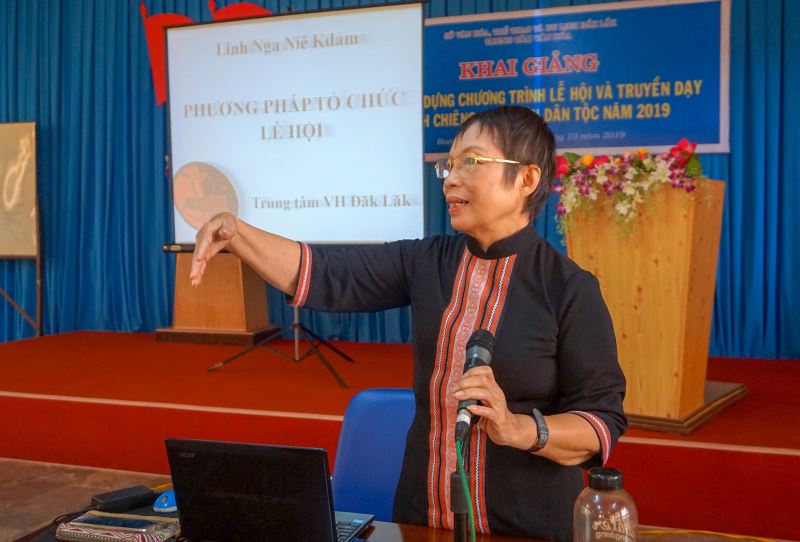 Nhà nghiên cứu văn hóa Linh Nga Niê Kdăm đang truyền đạt nội dung "Phương pháp viết kịch bản lễ hội dân gian"