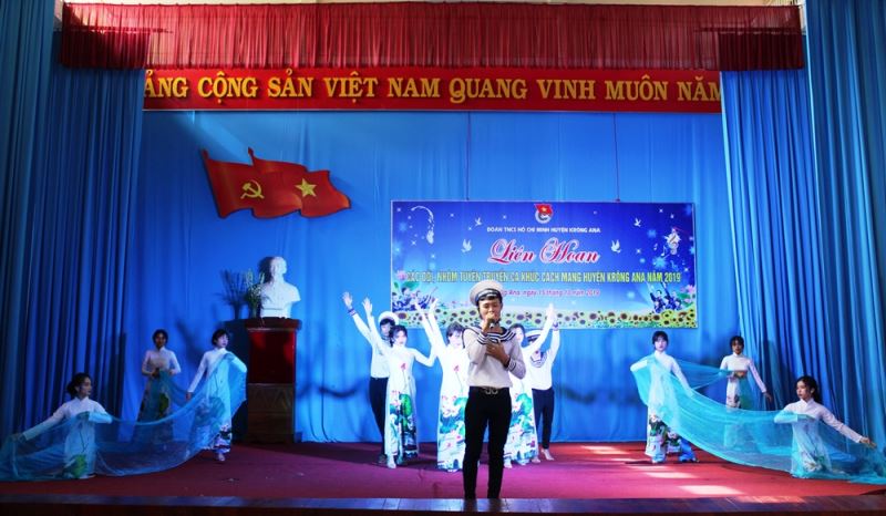 Tiết mục "Nơi đảo xa" của đơn vị Đoàn Trường THPT Hùng Vương