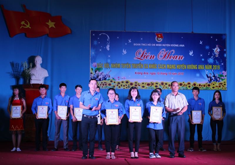  Ban tổ chức trao Giấy chứng nhận cho các đơn vị đoạt giải cao tại liên hoan