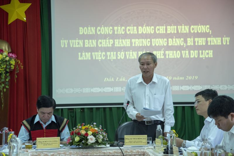 Giám đốc Sở Văn hóa,Thể thao và Du lịch Thái Hồng Hà báo cáo công tác quy hoạch, kêu gọi đầu tư, xúc tiến hoạt động du lịch trên địa bàn tỉnh.