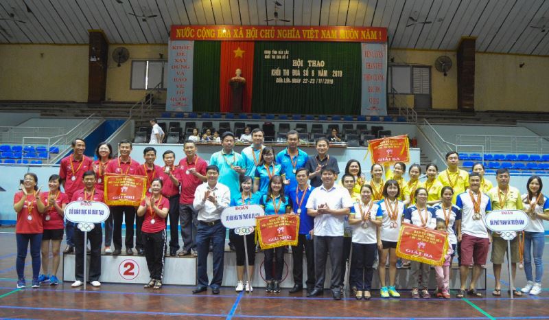 Ban Tổ chức trao giải cho các đội ở nội dung bóng chuyền