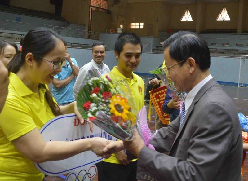 Ban tổ chức Hội thao trao hoa và Cờ lưu niệm cho các đơn vị