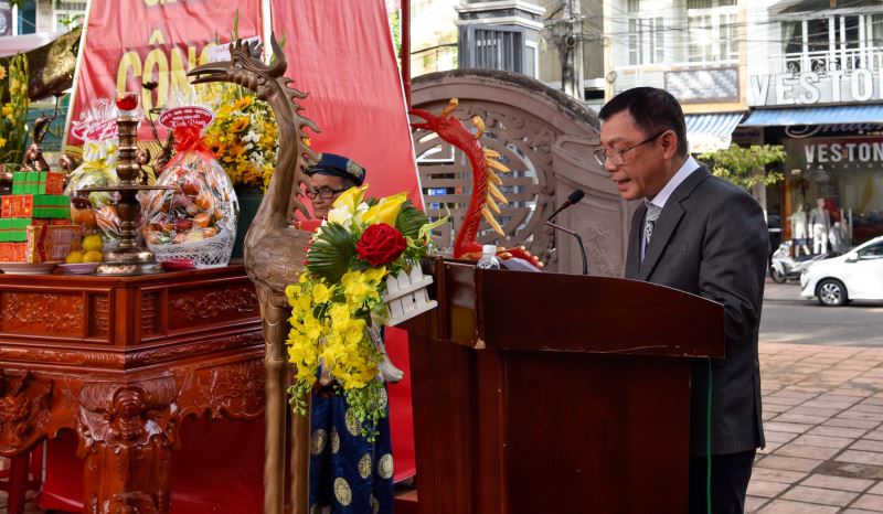 Giám đốc Ban Quản lý di tích tỉnh Trần Hùng đọc diễn văn ôn lại lịch sử sự kiện ngày 27-10 năm Ất Dậu