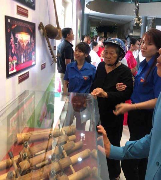 Nhạc cụ tre trúc của người Êđê, M'nông thu hút sự quan tâm của khách tham quan. (Ảnh Bảo tàng tỉnh cung cấp)