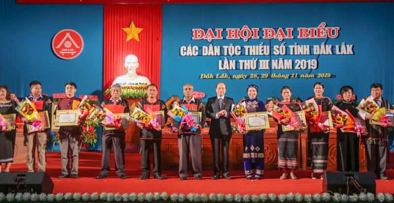 Chủ tịch UBND tỉnh Phạm Ngọc Nghị tặng Bằng khen cho các tập thể và cá nhân.