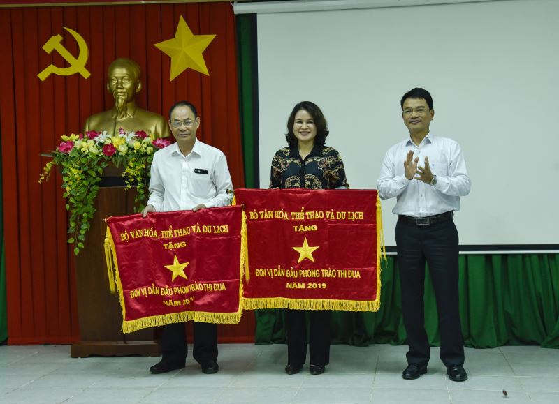 Hai tập thể nhận Cờ thi đua của Bộ Văn hóa, Thể thao và Du lịch