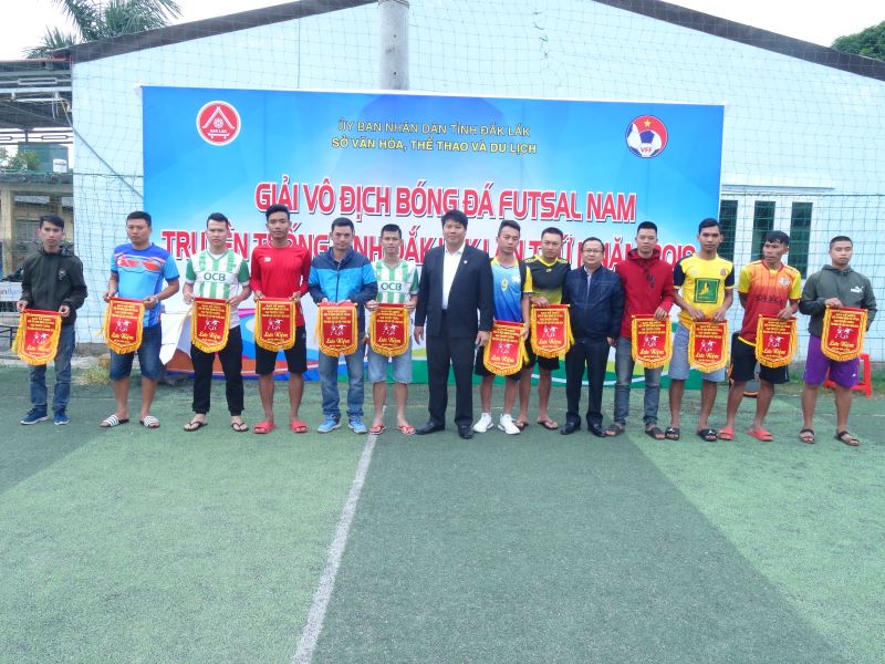 Ban Tổ chức trao Cờ lưu niệm cho các đội bóng tham gia giải