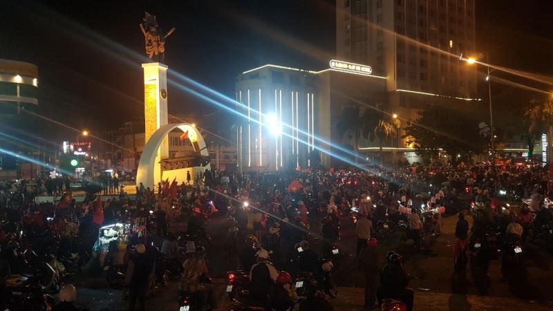 Người dân TP. Buôn Ma Thuột đổ ra đường ăn mừng chiến thắng của U22 Việt Nam