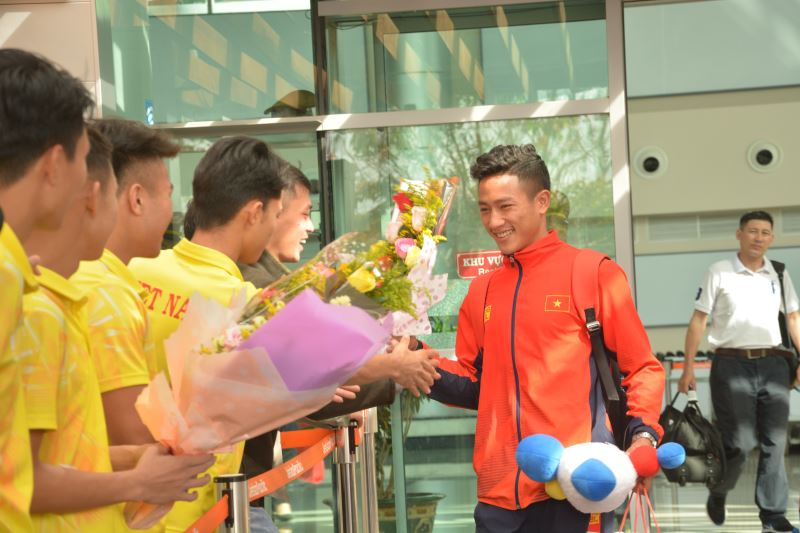 Vẻ rạng rỡ của nhà Vô địch SEA Games 30 Phạm Bá Hợi được các đồng đội chúc mừng.
