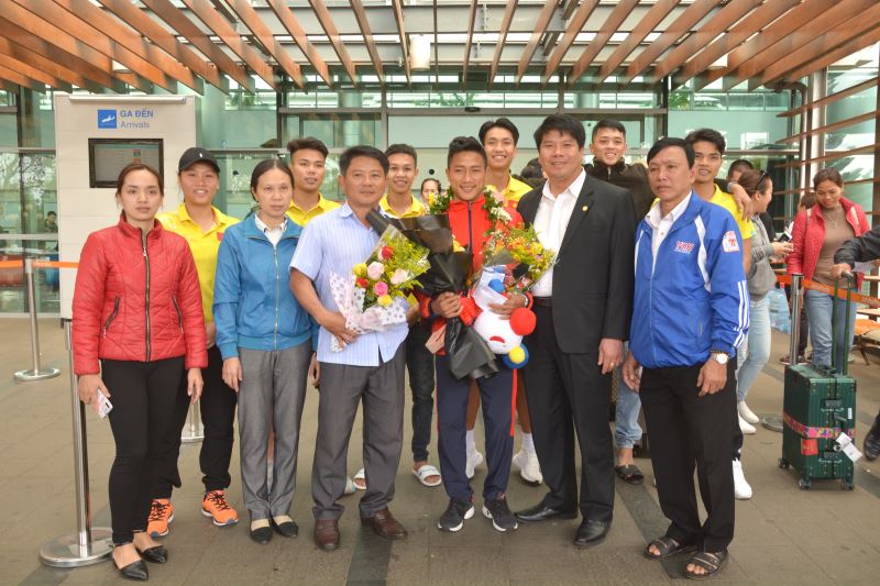 Phó Giám đốc Sở Văn hóa, Thể thao và Du lịch Nguyễn Văn Hà tặng hoa chúc mừng Phạm Bá Hợi.