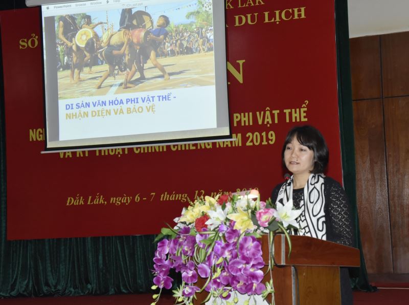 Tiến sĩ Nguyễn Thị Thu Trang (Trưởng phòng Quản lý Di sản văn hóa Phi vật thể, Cục Di sản văn hóa) hướng dẫn tại lớp tập huấn