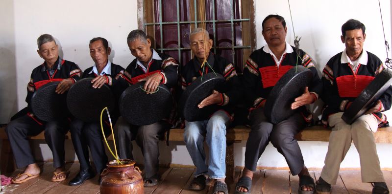 Các nghệ nhân buôn Pu Huê (xã Ea Ktur, huyện Cư Kuin) trình diễn với bộ chiêng mới.