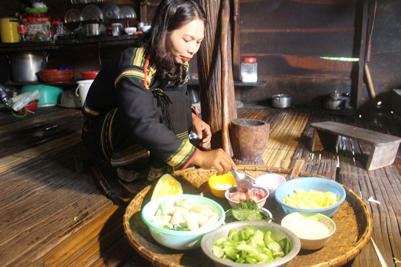 Chị H’Linh Ayun chế biến món ăn truyền thống của người Êđê.