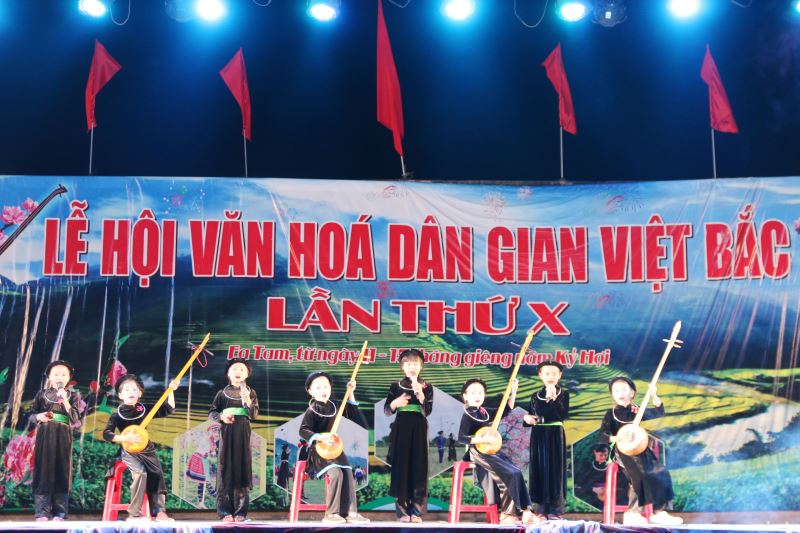 Tiết mục văn nghệ "Tổ khúc then non xa xa nước xa xa" do các em học sinh Trường Tiểu học Kim Đồng biểu diễn.  